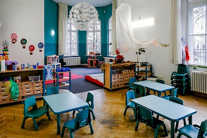 Blick in den luftigen Raum der Smarties-Gruppe mit dem einladenden in blau gefassten Erker