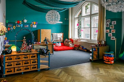 Der großzügige Raum der Minis-Gruppe mit hoher Decke und den großen, originalen Fenstern