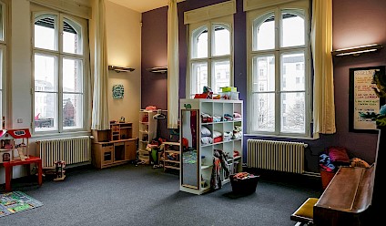 Der liebevoll gestaltete Beethoven-Raum mit violetten Akzenten, einem Klavier und vielen anderen Instrumenten