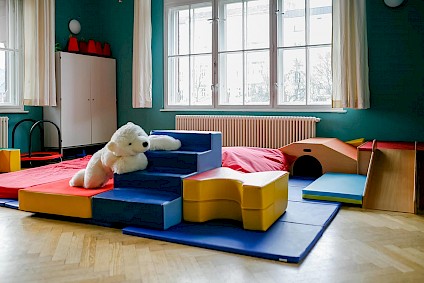 Bunte Schaumstoffkissen in verschiedenen Formen zum Spielen und Bewegen