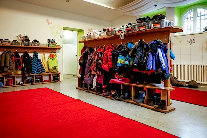 Großzügiger Ankleidebereich mit einem Platz für jedes Kind