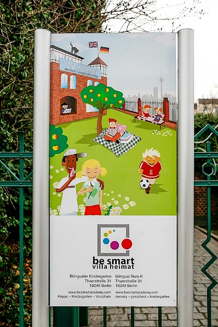 Tafel mit be smart Illustration am Eingang der Villa Heimat