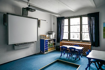 Gruppenraum mit einer interaktiven, digitalen Tafel - unserem Smartboard