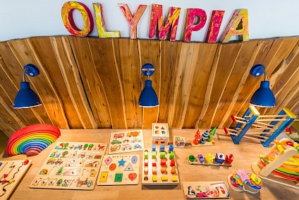 Eine Spielecke im Raum der Olympia-Gruppe mit zahlreichen Denk- und Geschicklichkeitsspielen aus Holz