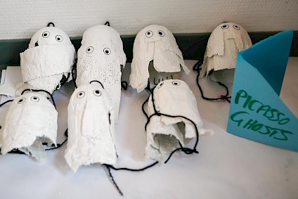 Gebastelte kleine Geisterfiguren der Picasso-Gruppe