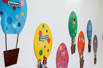 An der Wand angebrachte Ballons mit den Namen aller Monate in englisch