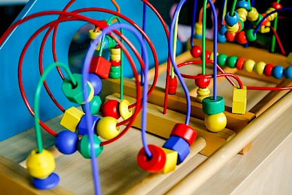 Geschicklichkeitsspiel mit vielen bunten Holzformen die in ein Ziel bewegt werden müssen