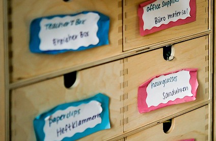 Holzschubfächer in deutsch und englisch beschriftet